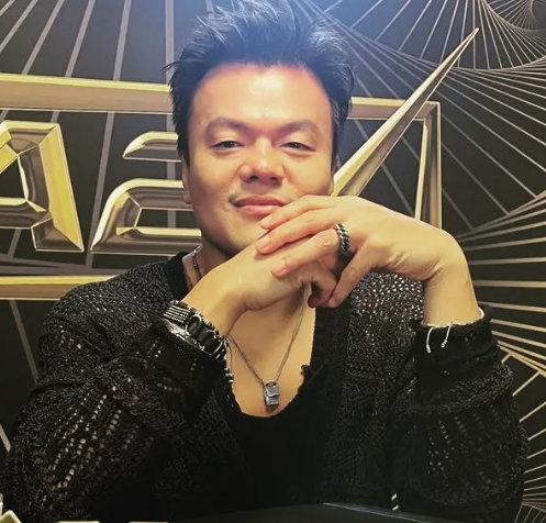 J.Y. Park（本名：パク・ジニョン）